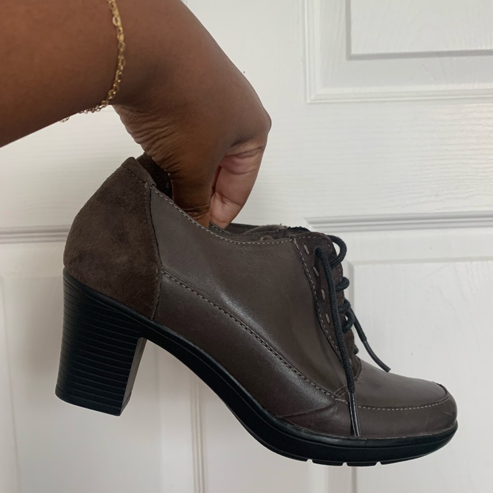 Clarks Grey Heeled Leather Oxfords - Size 6